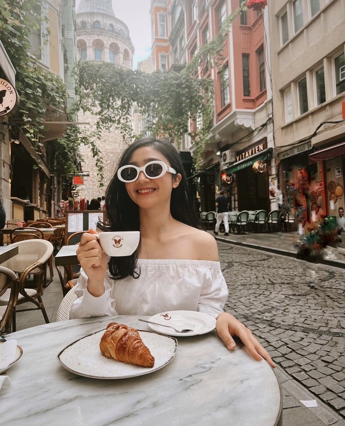 Intip Serunya Febby Rastanty Saat Ngopi hingga Makan Es Krim