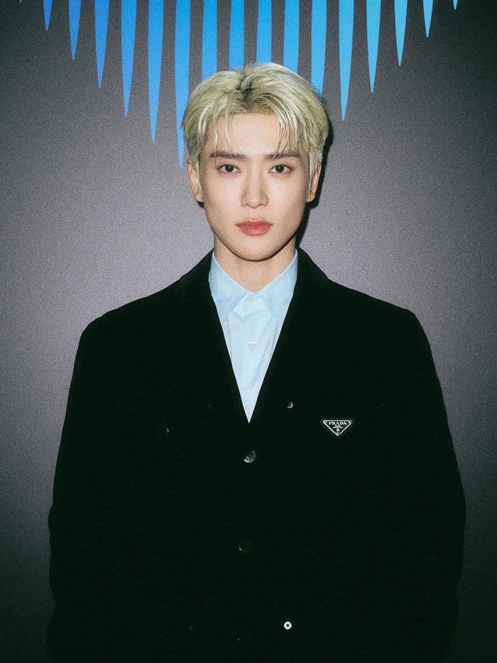 Idol-aktor sekaligus ambassador dari Prada, Jaehyun NCT, tampil modis dengan outfit bernuansa hitam dan biru. Rambut platinum blonde-nya turut membuatnya mencuri perhatian!/ Foto: Dok. Prada