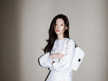 5 Gaya Artis Korea Jung Chae Yeon yang Bisa Dijadikan Inspirasi Oufit Kondangan