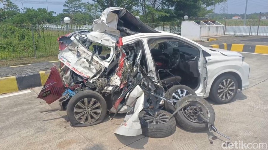 Penampakan mobil kru TvOne yang ditabrak truk dari belakang di Tol Pemalang, Kamis (31/10/2024).