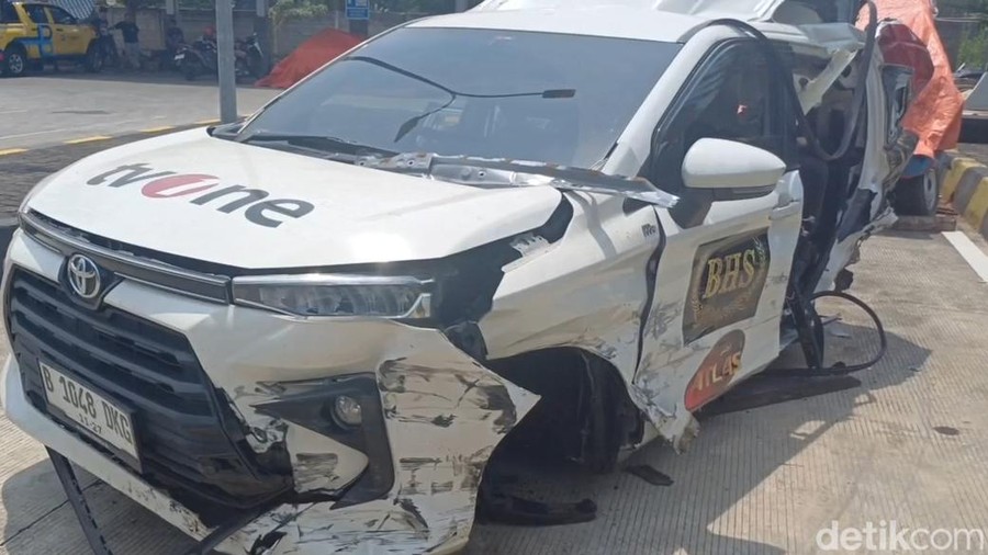 Kecelakaan di Tol Pemalang-Batang Penampakan mobil kru TvOne yang ditabrak truk dari belakang di Tol Pemalang, Kamis (31/10/2024).