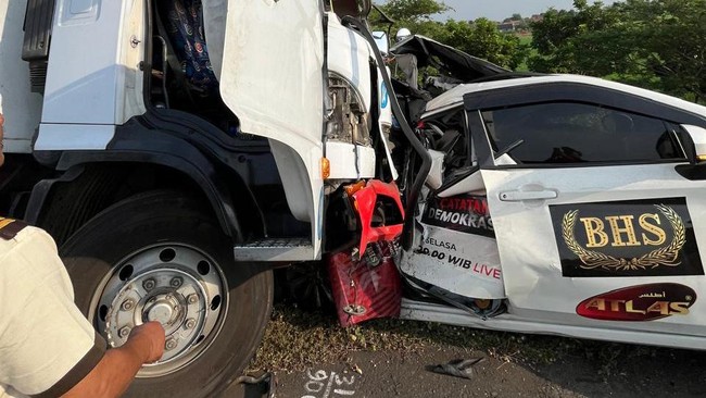 Kecelakaan yang melibatkan mobil rombongan kru TV One dan truk menyebabkan 3 orang tewas.