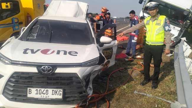 Sopir truk box Rosalia Express ditetapkan sebagai tersangka kasus kecelakaan mobil kru liputan TVOne di ruas jalan tol Pemalang-Batang.