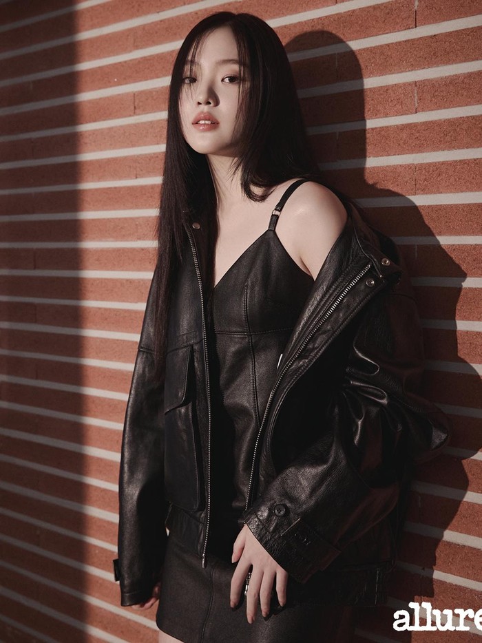Kenakan jaket kulit Heute yang edgy, Kang Na Eon menampilkan kesan bold dan modern, yang dipadukan dengan dengan dress Coach yang anggun dan berkelas./ Foto: Allure Korea