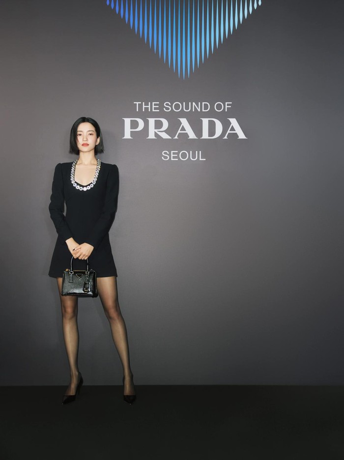 Menjadi ambassador untuk Prada Beauty, Kim Tae Ri tampil fierce dan menawan dalam balutan long sleeve dress yang kontras dengan rambut pendeknya./ Foto: Dok. Prada