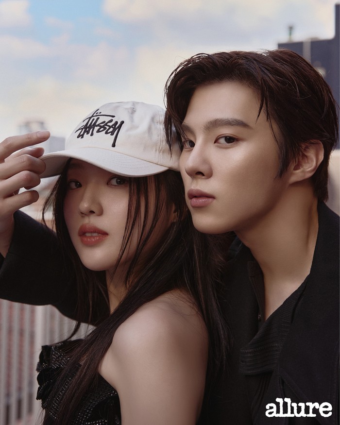 Kim Woo Seok tampil menarik dengan jaket Dolce & Gabbana dan kaos Noice. Sementara Kang Na Eon tampil dengan dress manik-manik dari Giorgio Armani yang dilengkapi cap Stussy yang chic./ Foto: Allure Korea