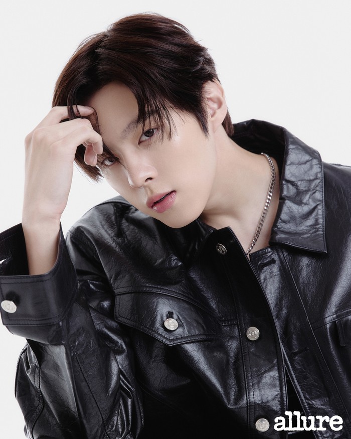 Kim Woo Seok tampil stylish dan edgy dengan jaket kulit dari 51percent yang disempurnakan dengan aksesori kalung yang memikat./ Foto: Allure Korea