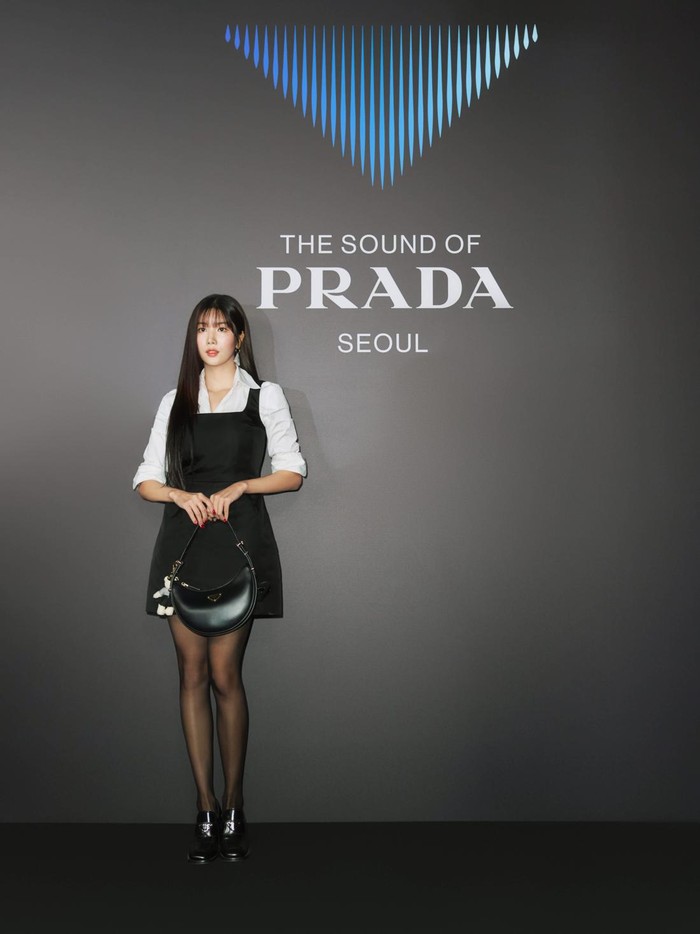 Tampil dengan gaya preppy look, Kwon Eun Bi menggabungkan little black dress dengan white shirt untuk melengkapi penampilannya di The Sound of Prada Seoul./ Foto: Dok. Prada