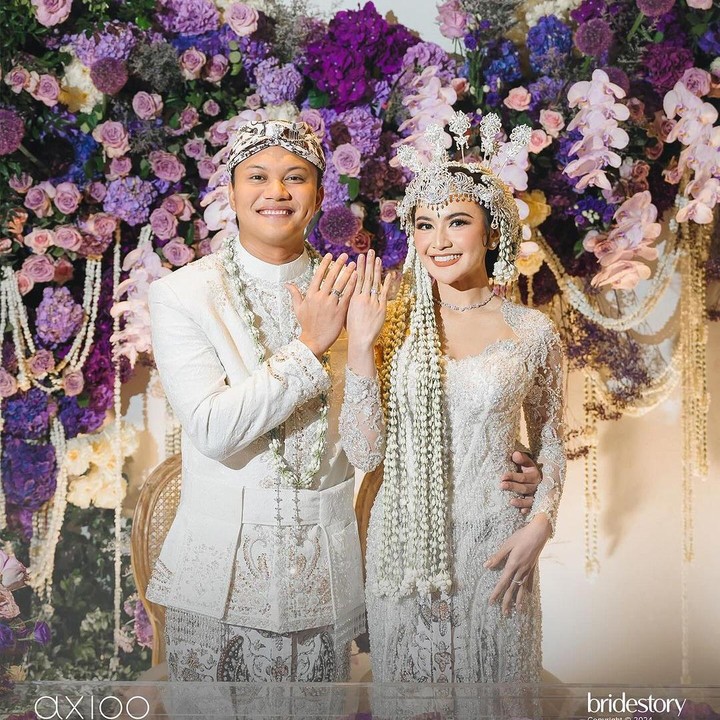 <p>Mahalini Raharja dan Rizky Febian telah melangsungkan pernikahan pada 10 Mei 2024. Pernikahan mereka berlangsung secara megah di Hotel Raffles, Kuningan, Jakarta Selatan. Hari bahagia mereka dihadiri banyak pesohor Tanah Air. (Foto: Instagram @rzkyfbian)</p>
