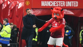 Baru Satu Laga, Van Nistelrooy Sudah Kalahkan Rekor Ten Hag di MU