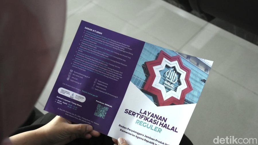Suasana pelayanan sertifikasi halal di kantor Badan Penyelenggara Jaminan Produk Halal &lpar;BPJPH&rpar;&comma; Jakarta&comma; Kamis &lpar;31&sol;10&sol;2024&rpar;&period;