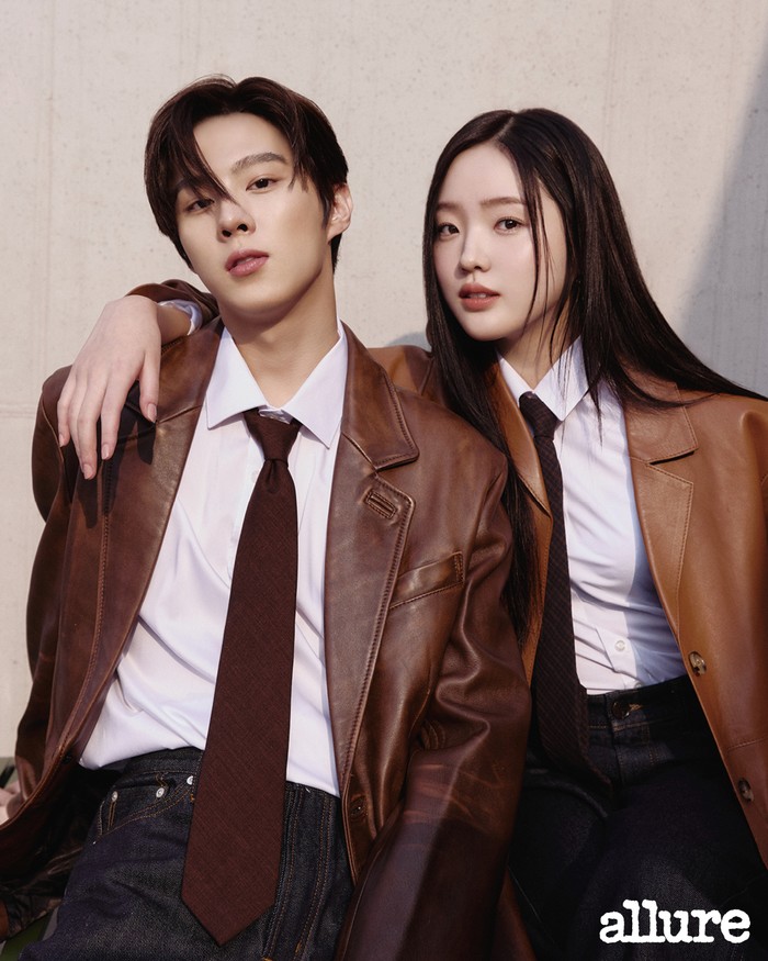 Menjadi pasangan yang serasi, Kim Woo Seok dan Kang Na Eon kenakan outfit jaket kulit yang senada. Jaket Kim Woo Seok yang klasik dari Coach, sementara gaya elegan Kang Na Eon dari Toteme./ Foto: Allure Korea