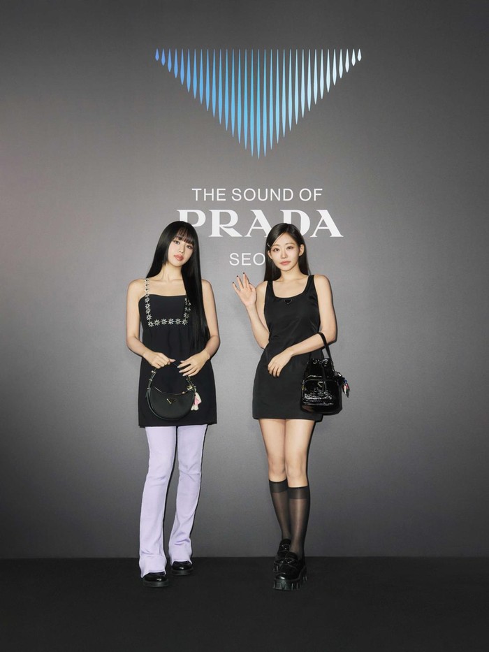 Memamerkan aura girl crush yang apik, Natty dan Julie KISS OF LIFE kompak mengenakan little black dress dengan gaya berbeda./ Foto: Dok. Prada