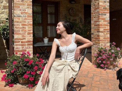 5 Potret OOTD Olivia Jensen, Kece dengan Dress hingga Long Skirt