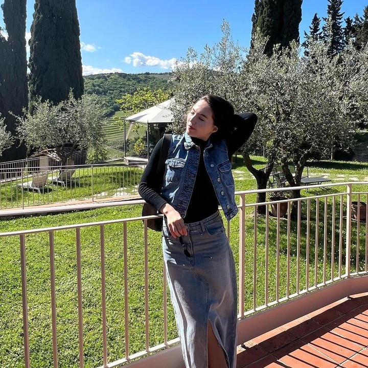 <p>Saat mengunjungi salah satu wilayah di Italia, Olivia memadukan rok jeans dan inner hitam panjang. Tidak hanya itu, ia juga menambahkan rompi jeans warna senada. (Foto: Instagram: @oliviajensen)</p>