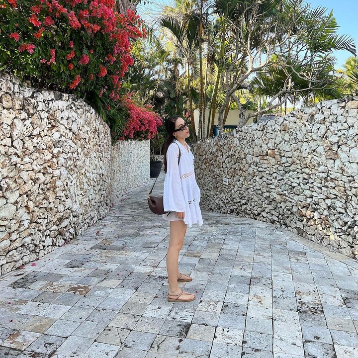 <p>Olivia Jensen terlihat mengenakan dress putih lengan panjang ketika berlibur ke Bali, Bunda. Meski terlihat santai, Olivia tetap kece dengan kacamata hitam, sling bag cokelat, dan sandal. (Foto: Instagram: @oliviajensen)</p>