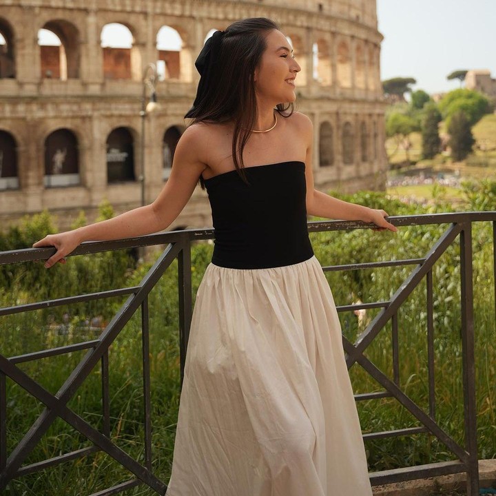 <p>Olivia tampil beda ketika mengunjungi kota Roma, Bunda. Ia tampil girly dengan kemben hitam dan rok putih panjang. Tidak lupa, ia juga menambahkan aksesori pita hitam di rambutnya. (Foto: Instagram: @oliviajensen)</p>