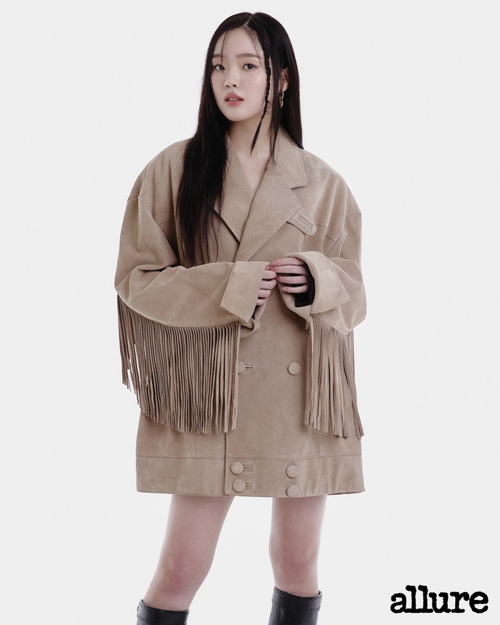 Outfit elegan dan stylish Kang Na Eon dipadukan oleh sentuhan berkelas dari Coach dengan sepatu bot modern dari H&M, menciptakan tampilan yang chic dan sophisticated./ Foto: Allure Korea