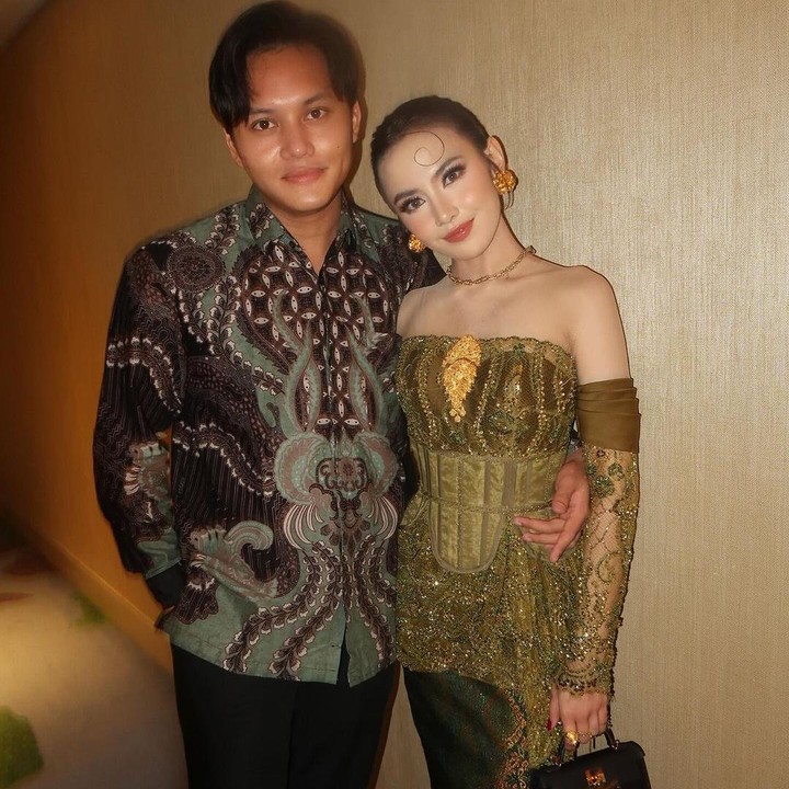 <p>Pasangan muda ini dijadwalkan melaksanakan itsbat nikah pada 4 November 2024 di Pengadilan Agama Jakarta Selatan. Dengan adanya itsbat nikah, status pernikahan sebuah pasangan menjadi dilindungi dan diakui secara hukum. (Foto: Instagram @mahaliniraharja)</p>