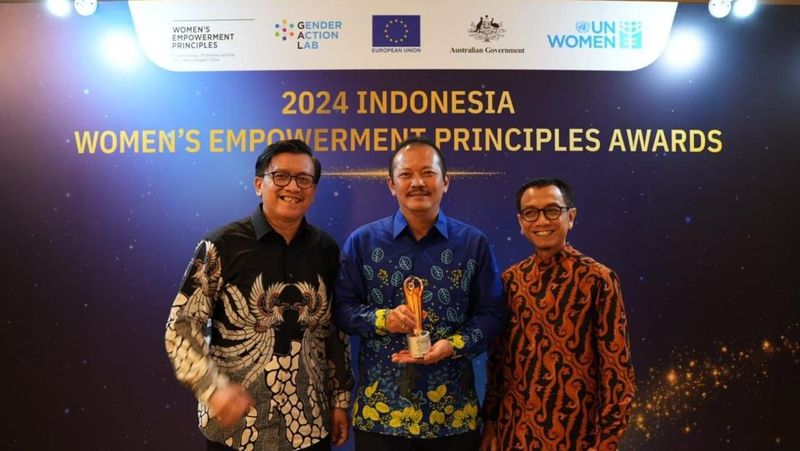Perumda Air Minum Tirta Raharja menerima penghargaan atas kinerja positif dari UN Women (United Nations Women)