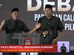 Debat Pilbup Pemalang, Vicky Prasetyo Bernyanyi saat Paparan Visi Misi