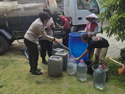 Polisi Kirim Bantuan Air Bersih untuk Warga Lereng Gunung Kelud