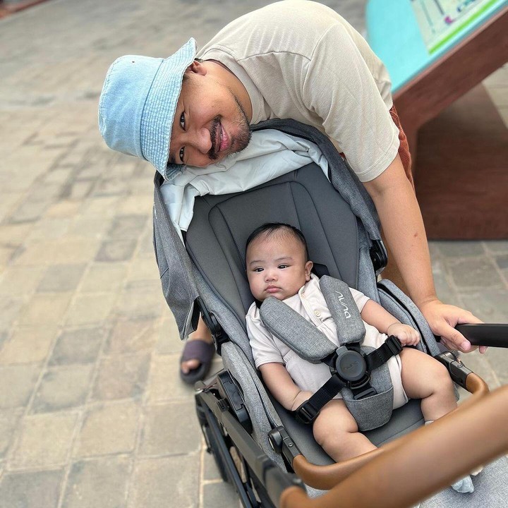 <p>Joshua sendiri termasuk Ayah yang terus mendukung tumbuh kembang anaknya. Dalam berbagai kesempatan, terlihat dirinya hadir untuk memandikan sang putra hingga mengajaknya jalan-jalan. (Foto: Instagram: @jojosuherman)</p>