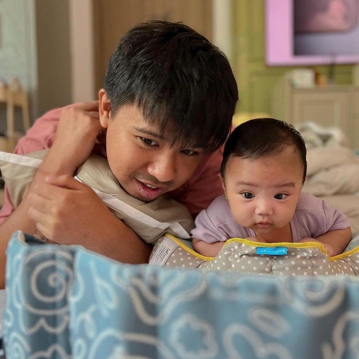 <p>"<em>Tummy time</em> atau Bahasa Skandinavia Kuno-nya: TENGKUREP. Risiko dari ngurus anak tanpa <em>babysitter</em> adalah boyok njarem, kurang turu (kurang tidur), dan sebagainya. Untung bisa kadang-kadang titip orang tua atau mertua. Melelahkan, tapi jauh lebih membahagiakannya ketimbang lelahnya," tutur Joshua. (Foto: Instagram: @jojosuherman)</p>