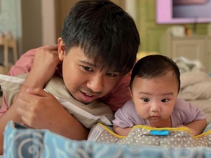 7 Potret Baby Elio Anak Joshua Suherman Belajar Tengkurap di Usia 4 Bulan