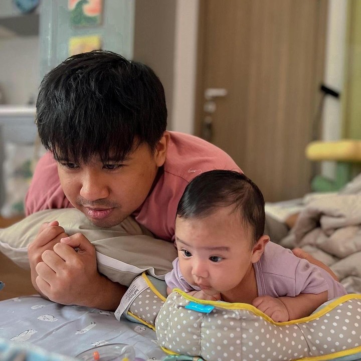 <p>Banyak netizen yang mengatakan perkembangan Elio sangat pesat nih, Bunda. Meski baru berusia empat bulan, Elio sudah mampu menahan kepalanya. (Foto: Instagram: @jojosuherman)</p>