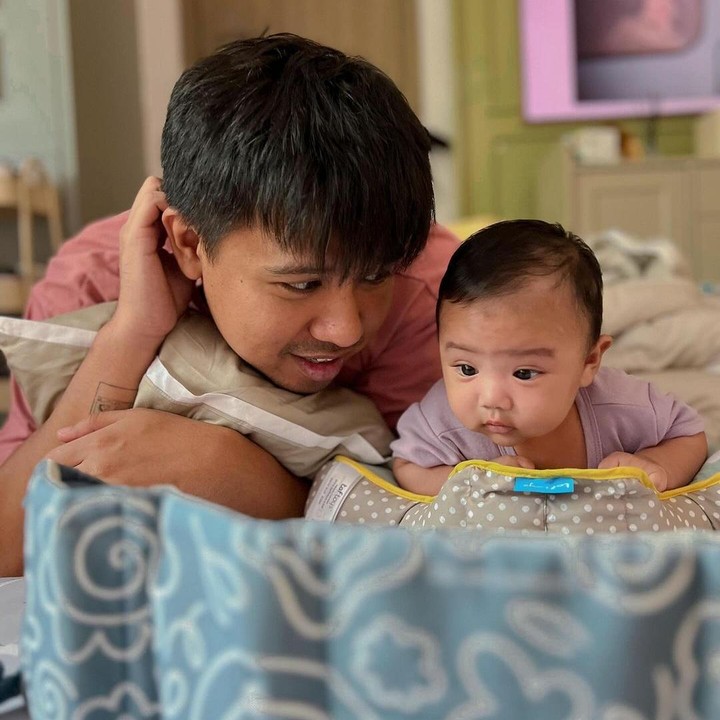 <p>"Umur berapa sudah bisa kuat nahan kepala gitu? Kalau enggak ikut momong rasanya cepat banget gede," kata seorang netizen dengan emotikon hati. "Umur segitu sudah hebat angkat kepala lho, <em>good job</em>, Dek," ujar netizen lainnya. (Foto: Instagram: @jojosuherman)</p>