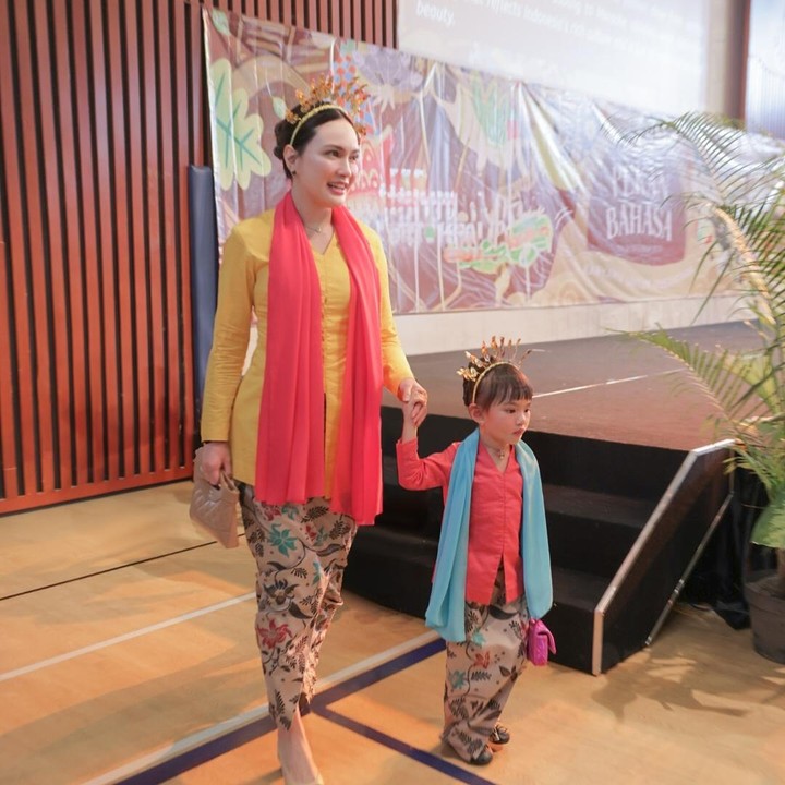 <p>"None Jakarta. Kami sangat bersenang-senang di acara Pekan Bahasa di sekolah," tulis Shandy pada laman Instagram-nya seraya mengunggah potret bersama sang putri. (Foto: Instagram: @shandyaulia)</p>