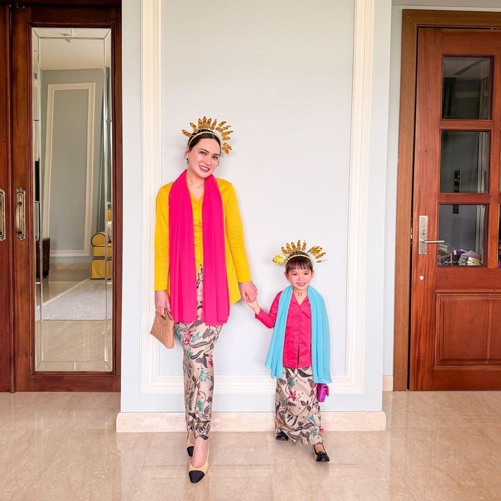 <p>Claire terlihat cantik dengan kebaya pink dan selendang biru yang menjuntai di lehernya. Sementara itu, sang Bunda tampil menawan dengan kebaya serupa warna kuning dan selendang merah muda. (Foto: Instagram: @shandyaulia)</p>