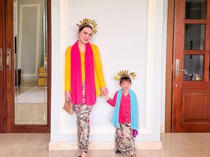 5 Potret Menggemaskan Claire Putri Shandy Aulia Kenakan Baju None Jakarta, Kompak dengan Ibunda