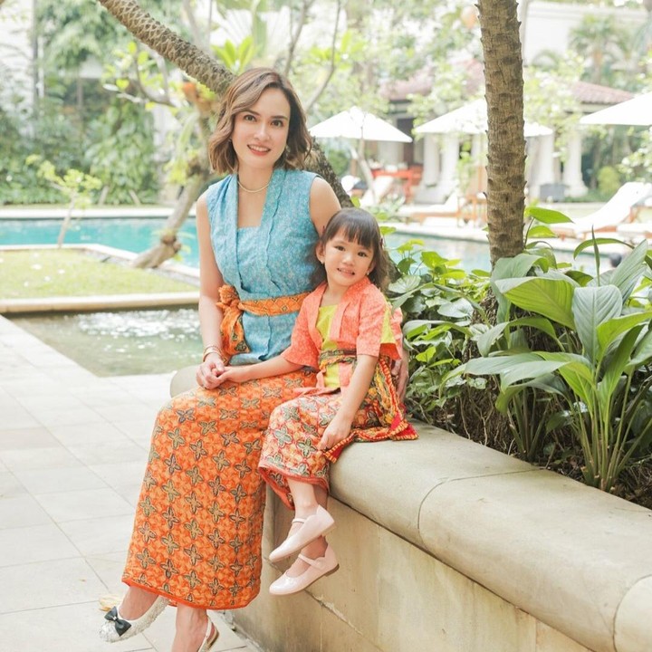 <p>Artis cantik Shandy Aulia sering mengenalkan sang putri, Claire Herbowo, dengan pakaian-pakaian tradisional. Ketika merayakan HUT Indonesia ke-79, Claire bahkan tampil dengan kebaya dan rok batik. (Foto: Instagram: @shandyaulia)</p>