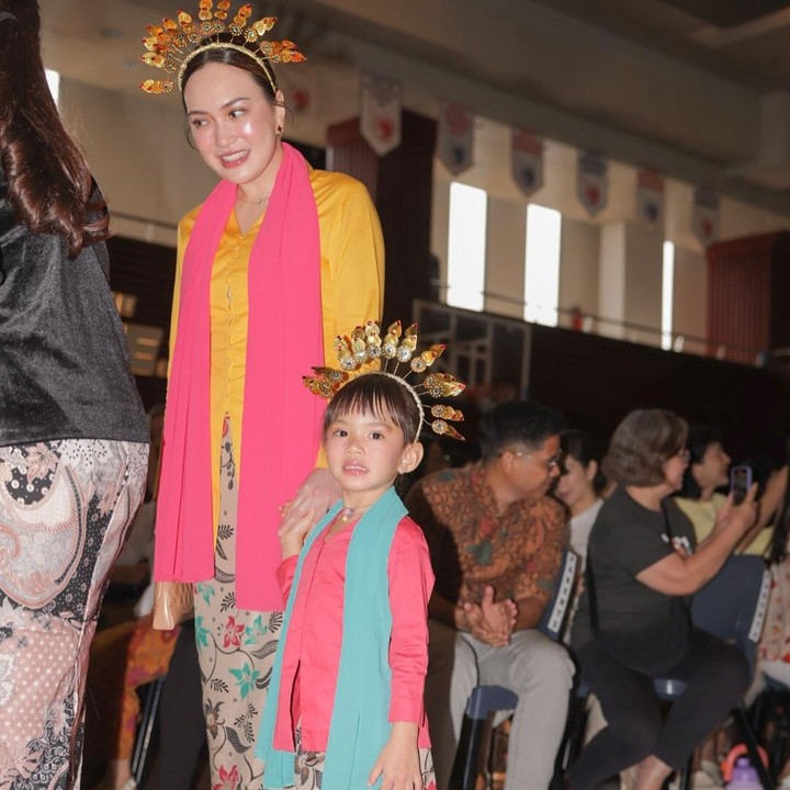 <p>Belum lama ini, sekolah Claire mengadakan acara Pekan Bahasa, Bunda. Shandy dan sang putri pun memutuskan tampil dengan pakaian tradisional khas Betawi. (Foto: Instagram: @shandyaulia)</p>