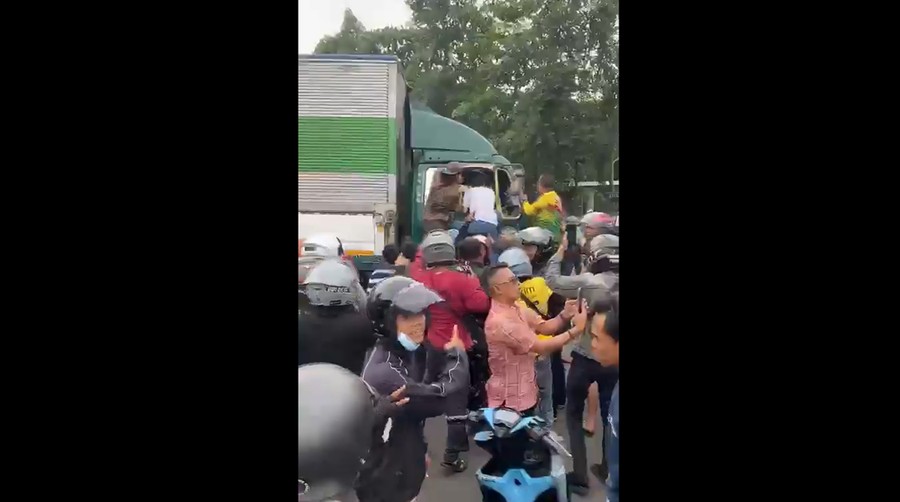 Sopir truk dI Cipondoh diamuk massa