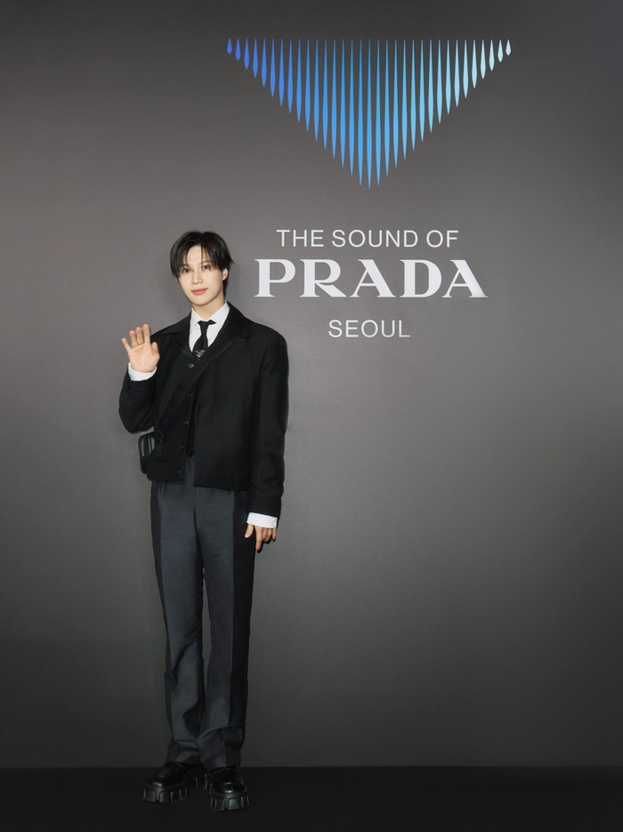 Memamerkan senyum manis andalannya, Taemin SHINee tampak karismatik dengan balutan tuksedo, celana, serta dasi hitam yang melengkapi gaya modisnya./ Foto: Dok. Prada