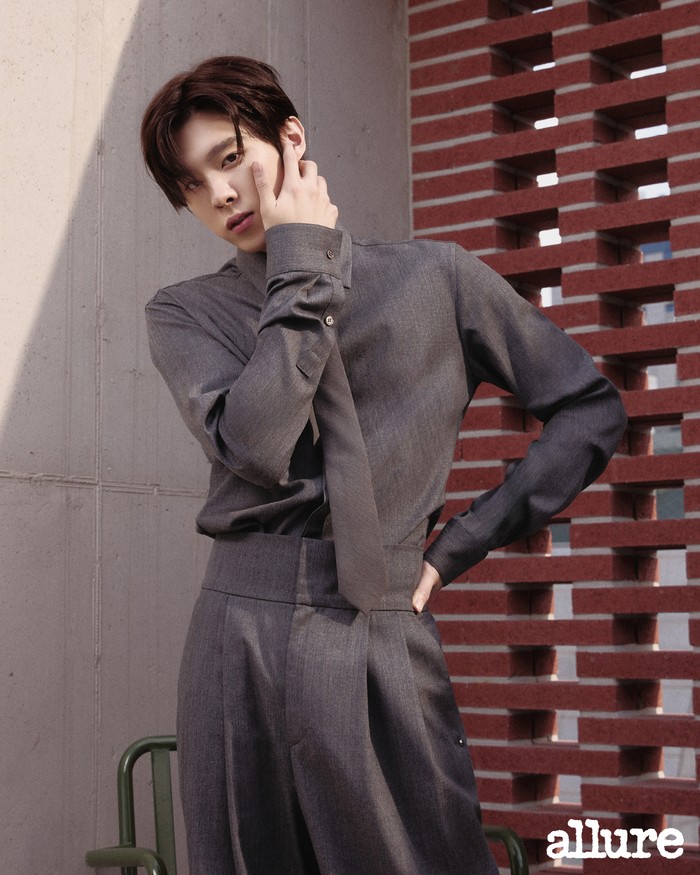 Tampil memikat, Kim Woo Seok lengkapi outfitnya dengan kemeja dan celana abu-abu dari Wooyoungmi. Nuansa serba abu-abu ini memberikan kesan elegan dan modern, menonjolkan gaya minimalis./ Foto: Allure Korea