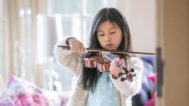 Benarkah les musik bikin anak lebih pintar?