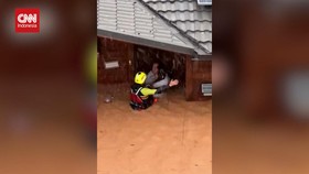 VIDEO: Momen Tim SAR Evakuasi Warga Pasca Banjir Bandang Spanyol