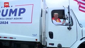 VIDEO: Usai Dianggap Hina Puerto Rico, Trump Naik Truk Sampah