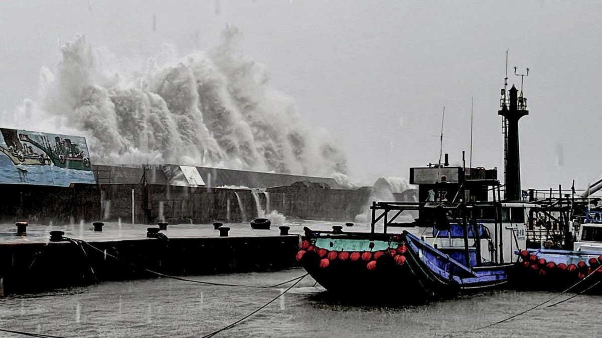 FOTO: Badai Kongrey Mengamuk, Taiwan Porak-poranda