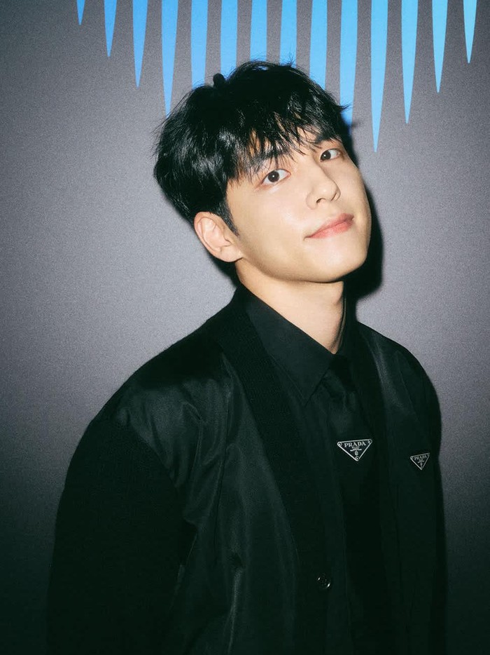 Menggabungkan jaket dan kemeja hitam, Wonpil DAY6 turut hadir dalam acara The Sound of Prada Seoul, Beauties./ Foto: Dok. Prada