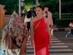 Gaya Wulan Guritno Pamer Body Goals Pakai Dress Merah, Cuek Nyebrang di Jalan