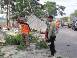 Hujan Deras Disertai Angin Kencang di Kediri Sebabkan 20 Rumah Rusak