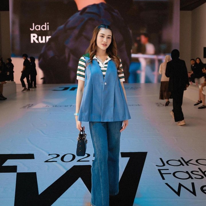 <p>Penampilan lain yang juga mencuri perhatian adalah saat Aaliyah menghadiri Jakarta Fashion Week baru-baru ini. Ia memadukan blazer tanpa lengan dengan kaos berkerah dan celana jeans. Gaya yang terlihat kasual ini justru terlihat cocok dengan Aaliyah. Apalagi, ia memadukan <em>fashion</em> tersebut dengan tas kecil dan sepatu hak berwarna hitam. (Foto: Instagram @aaliyah.massaid)</p>