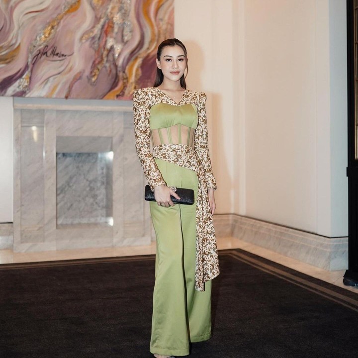 <p>Penampilan terbaru Aaliyah Massaid usai menikah dengan Thariq Halilintar mencuri perhatian. Perempuan 22 tahun ini kerap memamerkan gaya elegan di setiap penampilannya, Bunda. (Foto: Instagram @aaliyah.massaid)</p>