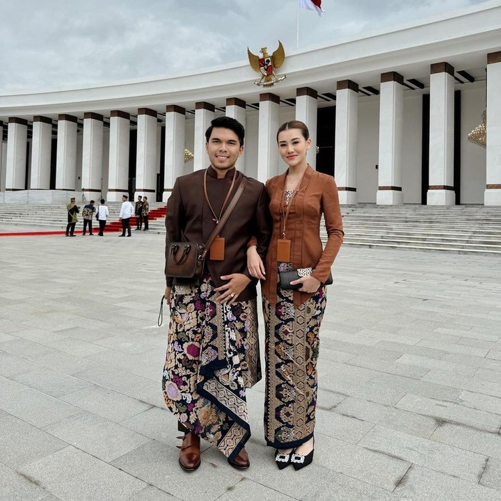 <p>Sejak menikah dengan Thariq Halilintar pada 26 Juli 2024, gaya berbusana Aaliyah sering kali menyesuaikan <em>style</em> suaminya. Keduanya sering mengenakan pakaian yang bernuansa serupa di berbagai kesempatan, terutama di acara formal. (Foto: Instagram @aaliyah.massaid)</p>
