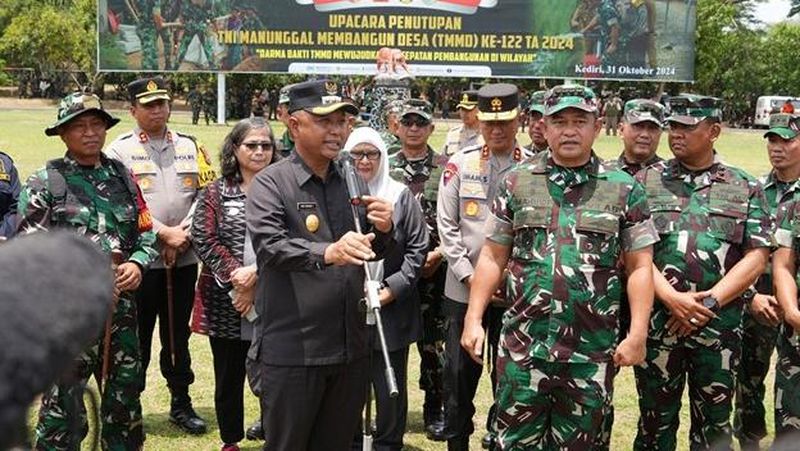 Jenderal TNI Maruli Simanjuntak menutup Program TNI Manunggal Membangun Desa (TMMD) ke-122 Kodim 0809 Kediri di Desa Pagung